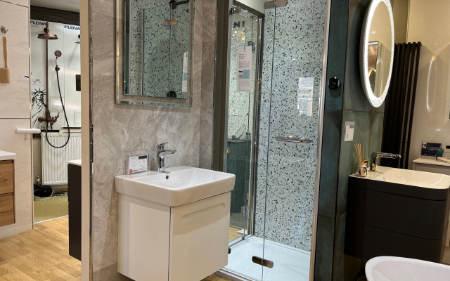 Explore our stunning WC1 bathrooms showroom featuring premium brands like Duravit and Aqualisa.