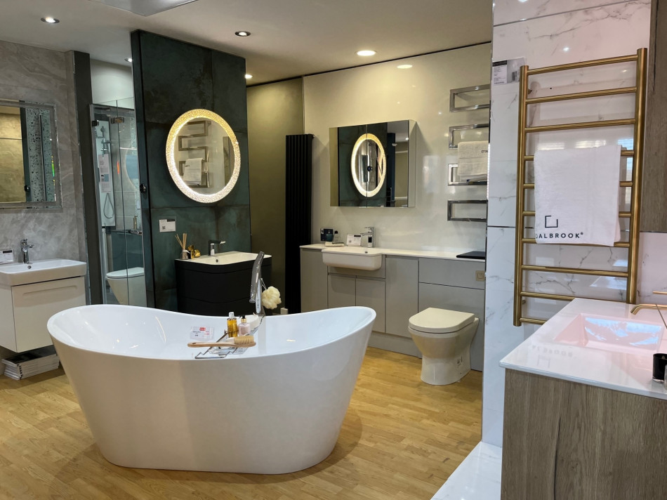 WC1 Bathrooms Showroom: Freestanding Bath and Elegant Fixtures